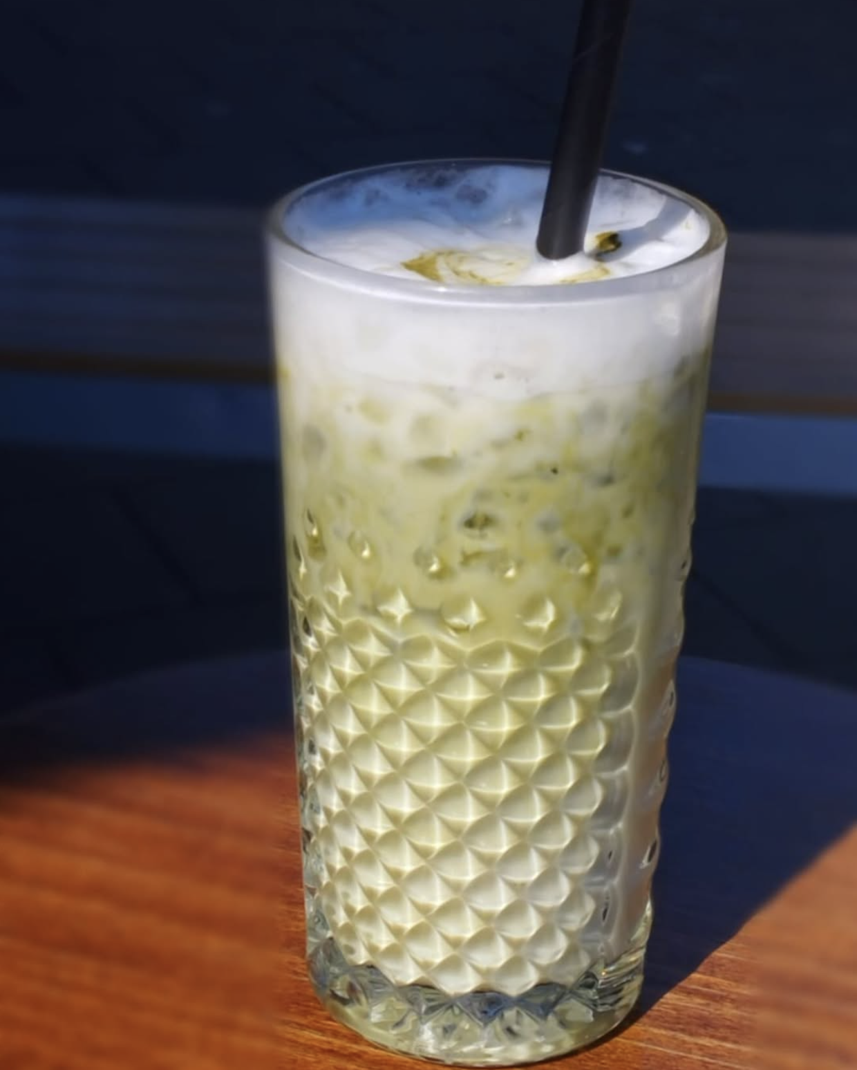 Iced latte in een glas met ijs op de marmeren bar