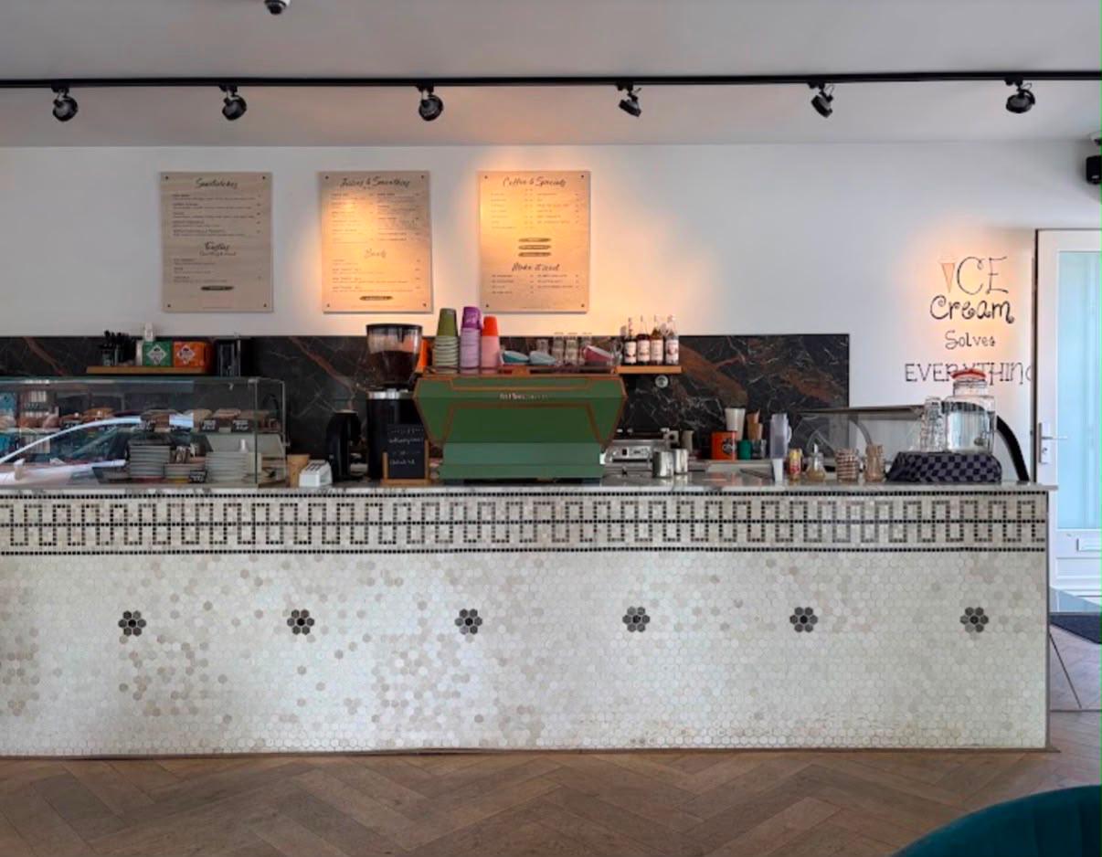 De bar met espressomachine en menukaarten