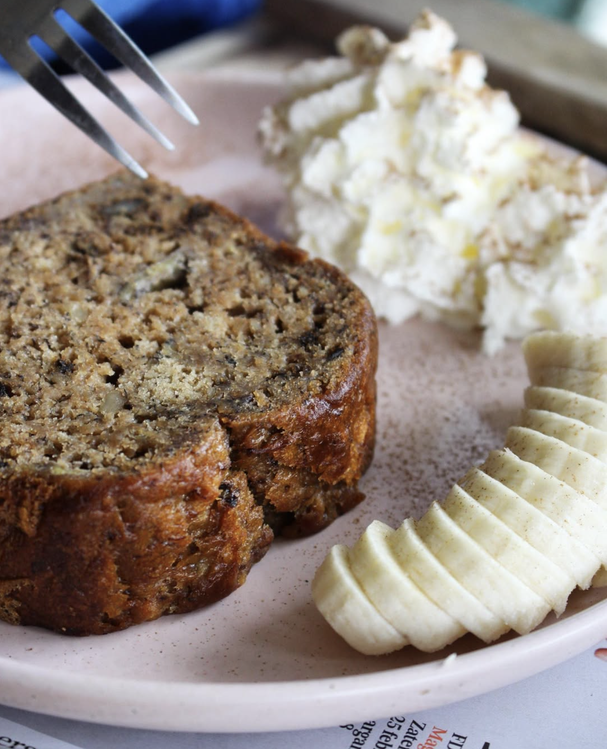 Banana bread met slagroom en verse banaan bij Sip Spot