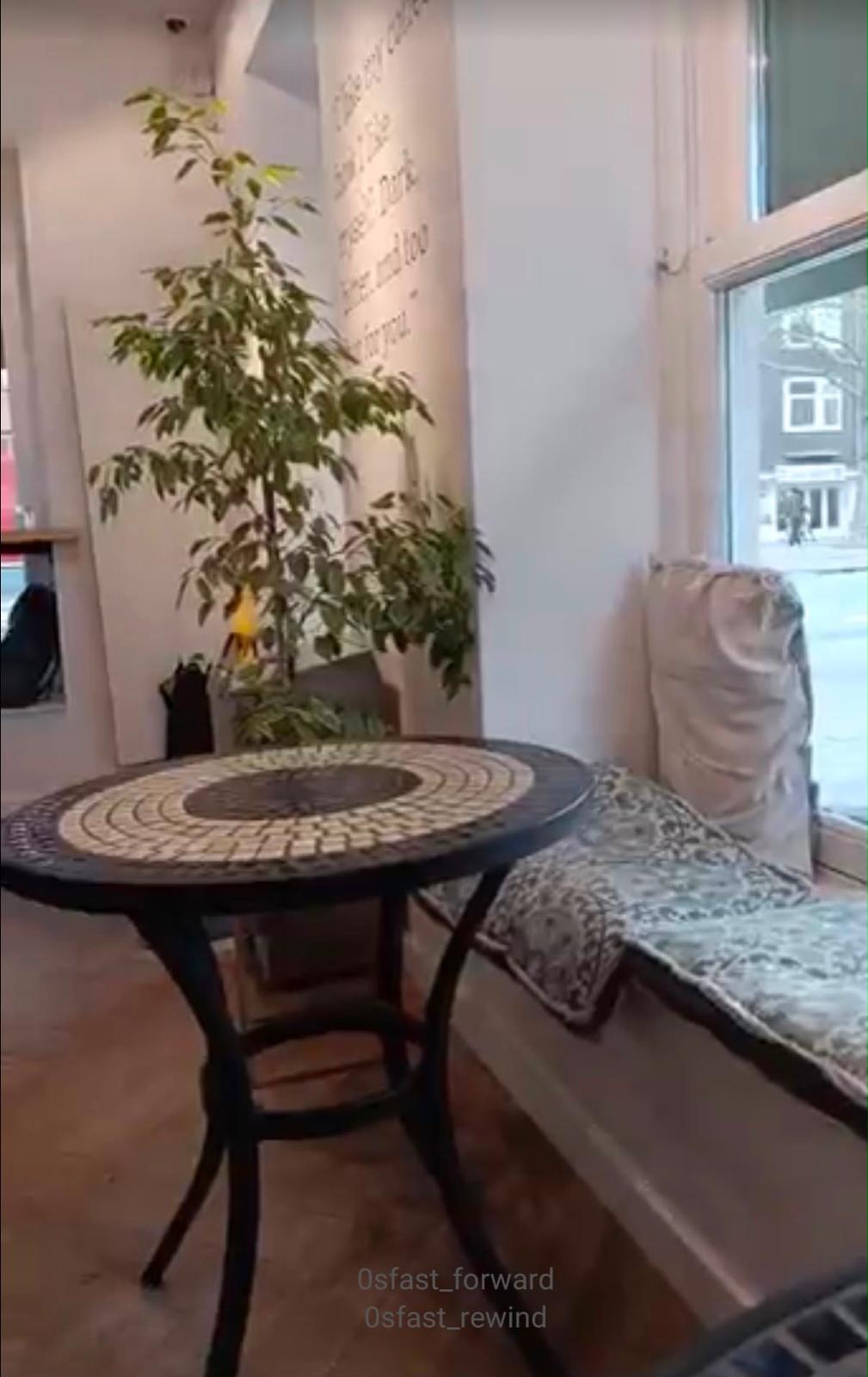 Tafeltje bij het raam met plant